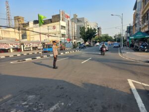 Cegah Kemacetan Sore Hari di Jl. Biak, Aipda Zaenal Laksanakan Pengaturan Lalu Lintas