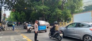Patroli 1012 Samapta Polsek Metro Gambir Laksanakan Pengaturan Lalu Lintas Sore Hari