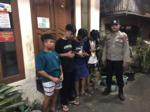 Anggota Patroli Polsek Johar Baru, Melaksanakan Patroli Dialogis Berikan Imbauan Kepada Anak-Anak Remaja