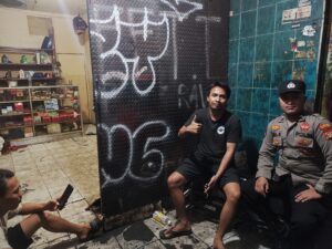 Anggota Patroli Polsek Johar Baru Bripda Adi Sumarmo Patroli Dialogis Berikan Imbauan Kepada Warga