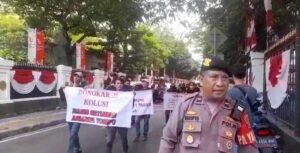 Pastikan Unjuk Rasa Berjalan Aman, Ipda Sucipto Turun Kawal Aksi Massa