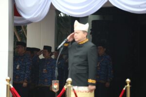 Kenakan Pakaian Adat Lampung, Plt. Sekjen Pimpin Upacara HUT Ke-79 Kemerdekaan RI di Lingkungan Kemendagri dan BNPP