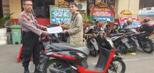 Unit Reskrim Polsek Ciledug Mengembalikan Sepeda Motor Yang Telah Hilang Kepada Pelapor
