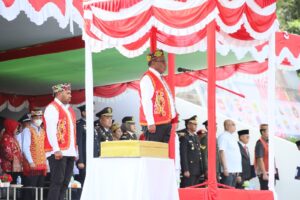 Wamendagri Pimpin Upacara HUT Ke-79 Kemerdekaan RI di PLBN Entikong