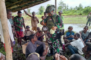 Kesatria Mayangkara Bersama Masyarakat Mumugu Bangun Tribun Untuk Upacara 17an di Desa Mumugu