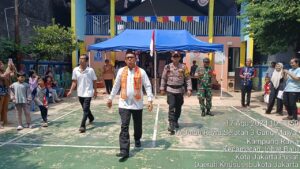 Aipda Ikhwan Mulyadi Bersama Tiga Pilar Monitoring Kegiatan Masyarakat Lomba Memeriahkan HUT RI Ke-79 di Wilayah RW 04 Kampung Rawa.