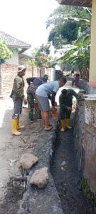 Kodim 1615/Lombok Timur Bantu Ringankan Beban Warga Melalui Program TMMD Ke-121