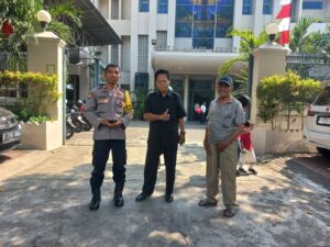 Pastikan Ibadah Minggu Berjalan Kondusif, Aipda Zaenal Lakukan Pemantauan dan Pengamanan