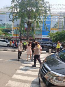 Ciptakan Rasa Aman, Anggota Polsek Metro Gambir Laksanakan Monitoring Ibadah Gereja Minggu