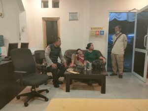 Patroli Malam Hari Polsek Metro Tanah Abang Dan Membantu Masyarakat Pelayanan Anaknya Hilang