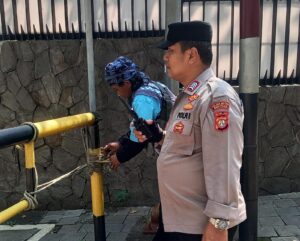 Kasi Humas Polsek Metro Menteng Patroli Sekitar Jalan Besuki Berikan Imbauan Petugas Juru Parkir