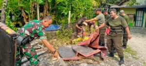 Babinsa Koramil Cakung Ajak Mitra Bersihkan Sampah Lingkungan