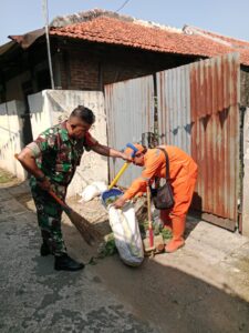 Lingkungan Bersih, Babinsa Koramil Kramatjati Bersama PPSU Bersihkan Sampah