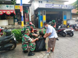 Karya Bhakti Koramil 07lCipayung bersama Warga Bersihkan Sampah Lingkungan