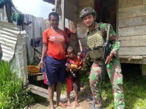Satgas Yonif 509 Kostrad Patroli dan Sambangi Honai di Kampung Amisiga Intan Jaya, Papua