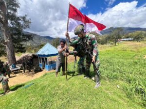 Perlombaan Bangkitkan Semangat Nasionalisme, Pos Gome Satgas Yonif 323 Buaya Putih Pasang Bendera Bersama Masyarakat