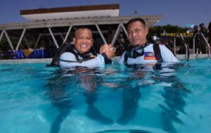 Pangkostrad Tinjau Latihan Pembentukan Taipur X di Mako Puspaskal Ujung Surabaya dan Terima Brevet Scuba serta Renang Selat Madura