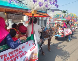 Aiptu Heri Berikan Pelayanan Masyarakat Kegiatan Karnaval TK Putra III