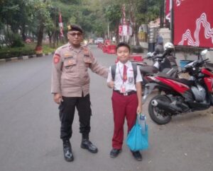 Pelayanan Aipda Mulyanto Menyebrangkan Siswa Masuk Sekolah Jalan Sultan Syahrir