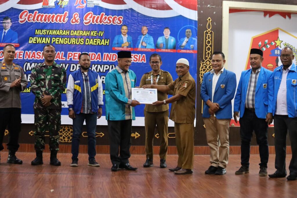 Abucek zahet terima perhargaan dari pengurus DPD KNPI Nagan Raya