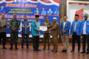 Abucek zahet terima perhargaan dari pengurus DPD KNPI Nagan Raya