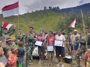 Satgas Yonif 323 Ajak Masyarakat Kampung Wuloni Meriahkan Perayaan HUT Ke-79 RI