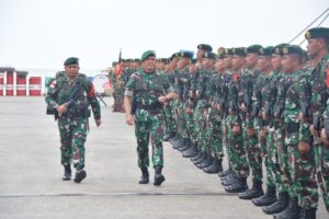 Pangdam VI/Mulawarman Sambut Satgas Pamtas RI-Malaysia Yonarmed 11 Kostrad