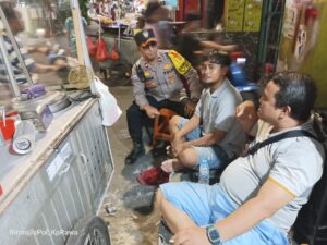 Bhabinkamtibmas Kelurahan Kampung Rawa melaksanakan kegiatan Patroli Wilayah dan Sambang Dialogis