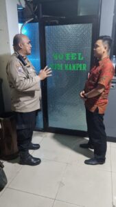 Aipda Beny Hidayat Laksanakan Patroli Dialogis Malam Hari Dan Sambangi Hotel Sudi Mampir