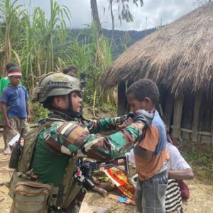 Satgas Yonif 432 Kostrad Bagikan Mainan dan Baju untuk Anak-anak di Nduga, dalam Rangka HUT Ke-79 RI
