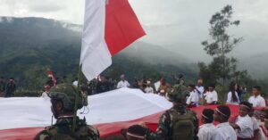 Kirab dan Pengibaran Bendera Merah Putih Raksasa Bukti Kedaulatan NKRI di Distrik Sinak