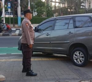 Sasar Titik Rawan Kejahatan, Aiptu Ali Imran Melaksanakan Pengaturan Lalin Depan Kolose Kanisius