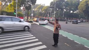Rawan Kejahatan Jalanan Siang Hari, Aipda Mulyanto Memantau Lintasan Jalan Taman Suropati Menteng