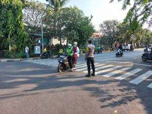 Kapolsubsektor Kayu Awet Melaksanakan Pengaturan Lalu Lintas Sore Hari di Jalan Percetakan Negara Raya.