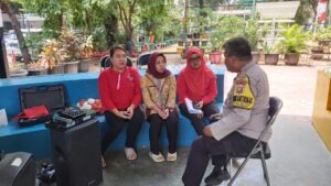 Bhabinkamtibmas Petojo Selatan Patroli dan Sambang Warga di RPTRA Petojo