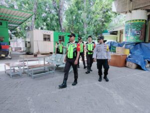Anggota Polsubsektor Monas Timur Bersama Pamdal Patroli Sekitar Stasiun Cegah Tindak Kriminal