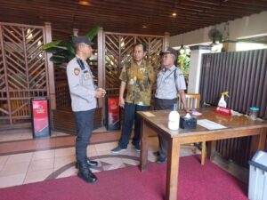 Deteksi Dini Gangguan Kamtibmas, Staf Binmas Kebon Kelapa Sambang dan Patroli Dialogis ke Rumah Makan
