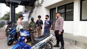 Jaga Keamanan Wilayah, Anggota Patroli Polsek Metro Gambir Himbau Remaja agar tidak berkumpul