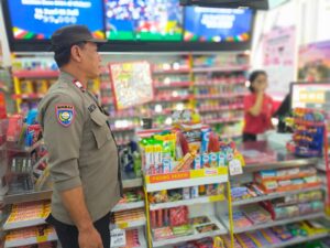 Sambang Wilayah Bhabinkamtibmas Galur Berikan Imbauan Kepada Karyawati Alfamart.