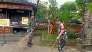 Merawat Kebersihan Tempat Ibadah, Koramil 04/Pulogadung Bersihkan Pura Widya Dharma
