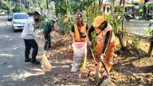 PPSU Bersama Babinsa, Bhabinkamtibmas Klender Bersihkan Sampah