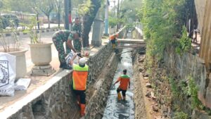 Jumat Bersih, Babinsa Koramil Matraman Bersama Dinas UPK Air Bersihkan Sampah Kali