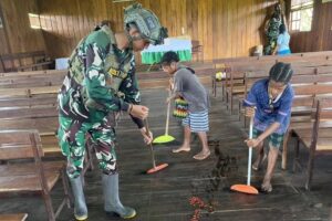 Satgas Yonif 503/Mayangkara Bersama – Sama Masyarakat Desa Mumugu Bersihkan Gereja Quasi Paroki Santo Damian