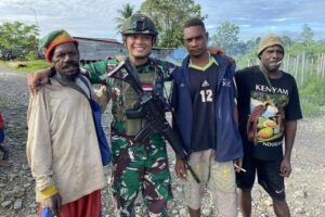 Jalin Kedekatan Dengan Masyarakat, Satgas Yonif 503/Mayangkara Melaksanakan Komsos di Desa Mumugu