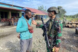 Satgas Pamtas RI-PNG Mobile Yonif 501 Kostrad Ikuti Upacara HUT Ke-79 RI di Maybrat, Papua Barat