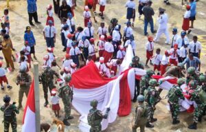 Satgas Pamtas RI-PNG Mobile Yonif 501 Kostrad Ikuti Upacara HUT Ke-79 RI di Maybrat, Papua Barat