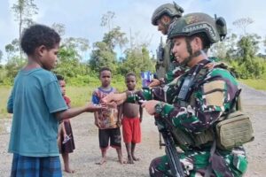 Kesatria Mayangkara Berbagi Permen Dengan Anak – Anak Papua