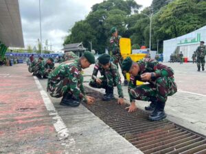 Prajurit Satgas Pamtas Yonarmed 11 Kostrad Gelar Aksi Bersih-Bersih di Pelabuhan Semayang Balikpapan