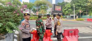 Personil Gabungan TNI-Polri Lakukan Patroli Wilayah Cegah Tindak Kriminalitas Di Jalan Imam Bonjol