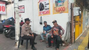Patroli Dialogis Bhabinkamtibmas Sambang Ke Toko Nice Sou Berikan Imbauan kepada Juru Parkir